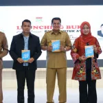 Bupati Tangerang Luncurkan Buku “Catatan Pinggir Pesan untuk Ayah” Karya Subandi Musbah