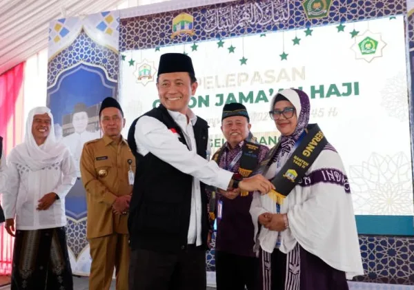 Perjalanan Suci Dimulai: 440 Jemaah Haji Kloter 25 Kota Serang Dilepas dalam Harapan dan Doa