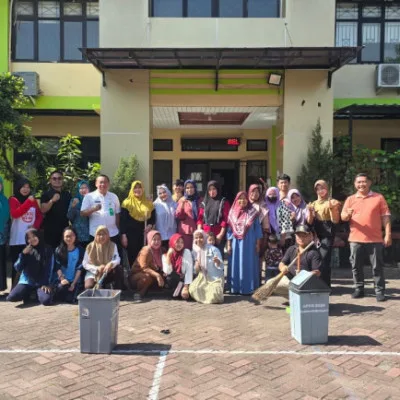 Lurah Kutajaya Gelar Kegiatan Jumat Bersih di Lingkungan Kantor Kelurahan