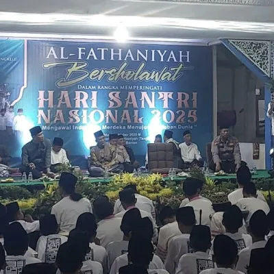 Ribuan Santri Hadiri Al-Fathaniyah Bersholawat dalam Peringatan Hari Santri Nasional 2025