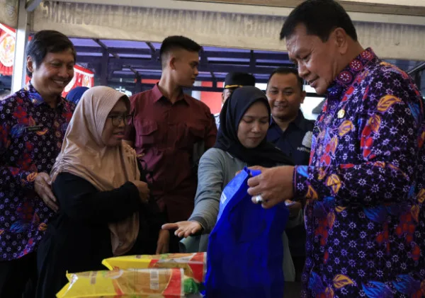Bupati Tangerang Buka Warung Tekan Inflasi, Harga Bahan Pokok Turun Drastis