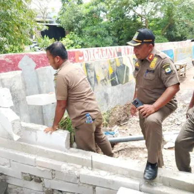 Pemkot Tangerang Tertibkan Bangunan Liar di Bantaran Kali Batuceper