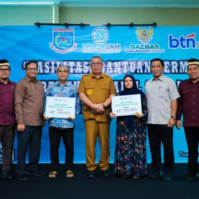 Wali Kota Tangsel Dorong Pelaku UMKM Naik Kelas, Serahkan Bantuan Modal dan Fasilitasi Sertifikasi Halal