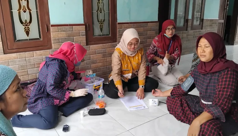 Puskesmas Bojong Kamal Gelar Pemeriksaan Kesehatan bagi Pekerja di Pos UKK Konveksi Azam Jaya