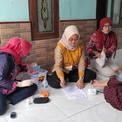 Puskesmas Bojong Kamal Gelar Pemeriksaan Kesehatan bagi Pekerja di Pos UKK Konveksi Azam Jaya