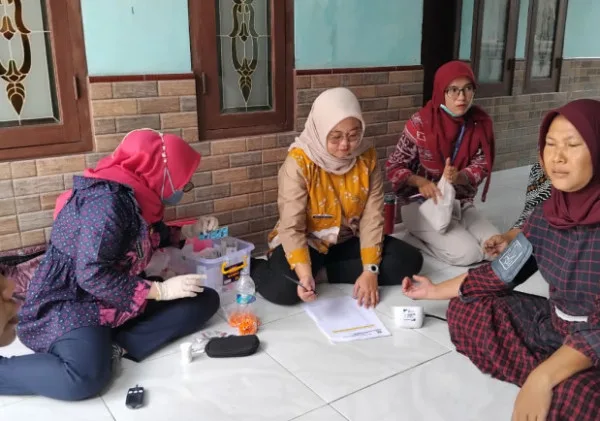 Puskesmas Bojong Kamal Gelar Pemeriksaan Kesehatan bagi Pekerja di Pos UKK Konveksi Azam Jaya