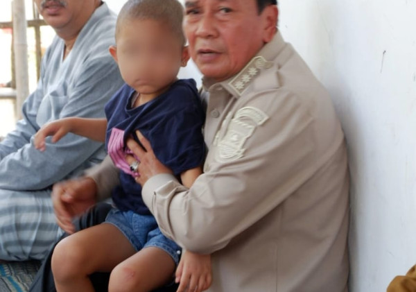 Bupati Tangerang Kunjungi Seorang Anak Penderita Kanker Mata, Senyum Ceria SM Jadi Harapan Baru