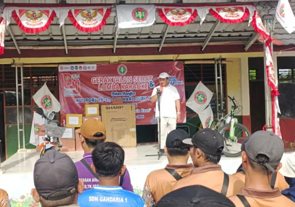 Mekar Baru Gelar Gerak Jalan Meriah Peringati HUT ke-80 PGRI dan HGN 2025
