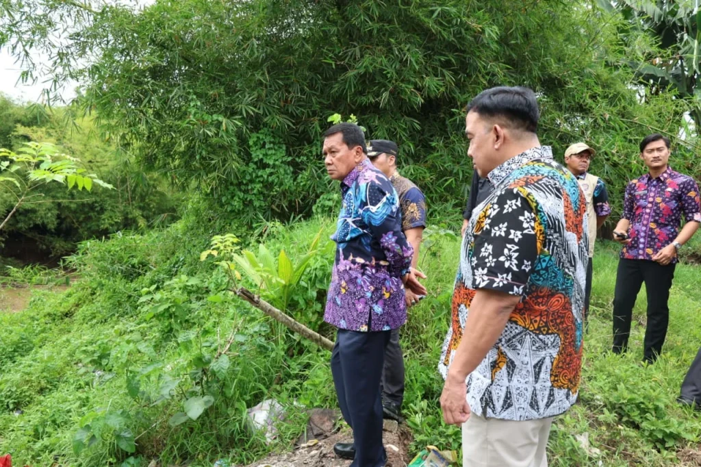Enam Rumah di Bibir Sungai Terancam, Bupati Turun Langsung Tinjau Longsor Cidurian