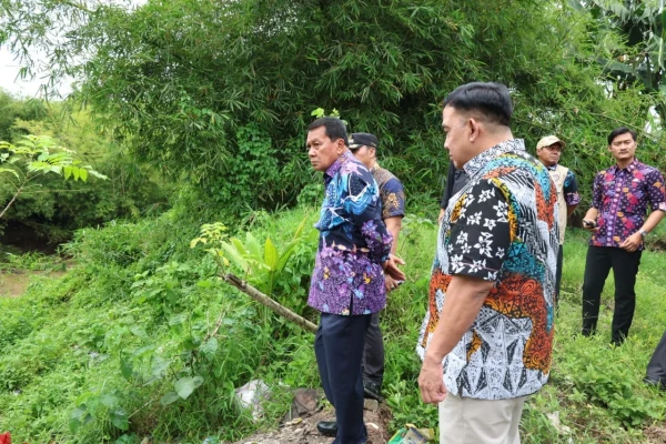 Enam Rumah di Bibir Sungai Terancam, Bupati Turun Langsung Tinjau Longsor Cidurian
