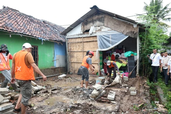 Rumah Janda Lansia Roboh Diterjang Hujan dan Angin, Bupati Tangerang Turun Langsung Bawa Bantuan