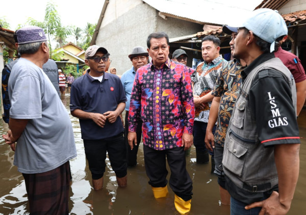 Bupati Tangerang Turun Langsung ke Lokasi Banjir Pakuhaji, Ini Pesan Tegasnya untuk Layanan Kesehatan dan Dapur Umum