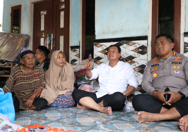 Rumah Warga Roboh Diterjang Cuaca Ekstrem, Bupati Tangerang Turun Langsung dan Perintahkan Dibangun Kembali Besok