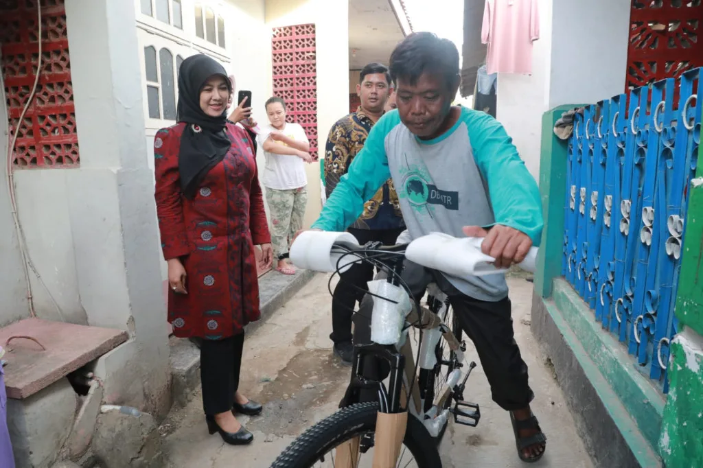 Arfina Rustandi Sambangi Lorong Sumar Maja, Berikan Bantuan kepada Keluarga Pak Usman