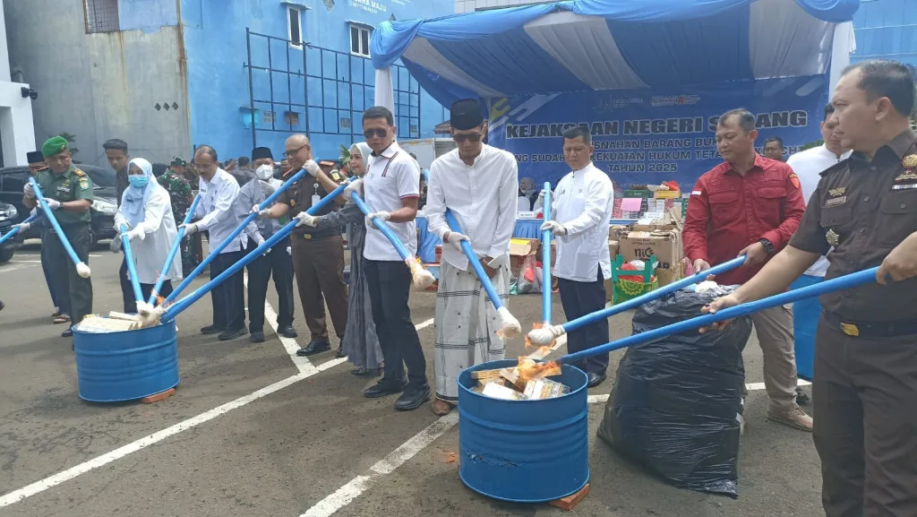 Kejari Serang Musnahkan Ribuan Barang Bukti dari 133 Perkara Inkracht