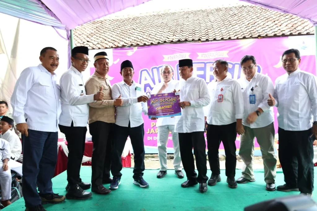 Bupati Tangerang Serahkan Bantuan Sambungan Air Bersih Gratis kepada 250 KK di Desa Tanjakan Mekar