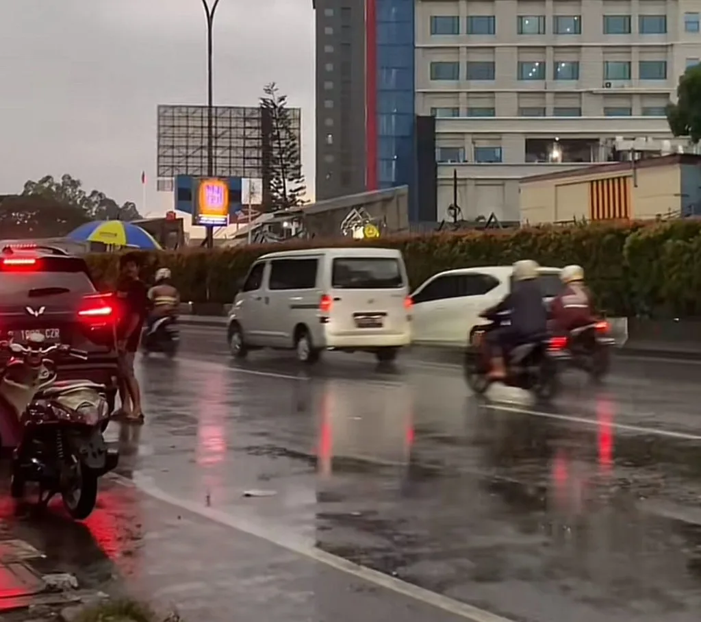 Hujan Sedang Diprediksi Guyur Tangerang Selatan, Warga Diminta Waspada
