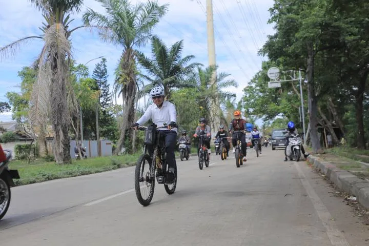 Wali Kota Tangerang Gowes di Hari Bebas Kendaraan, Lanjutkan Kick Off HKN ke-61 dan Tinjau Kampung Jimpitan