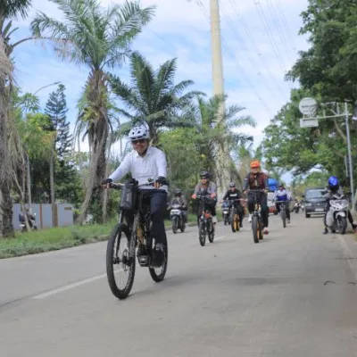 Wali Kota Tangerang Gowes di Hari Bebas Kendaraan, Lanjutkan Kick Off HKN ke-61 dan Tinjau Kampung Jimpitan