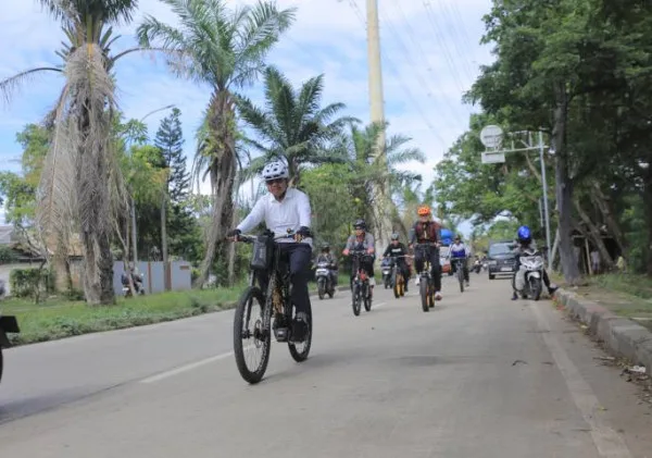 Wali Kota Tangerang Gowes di Hari Bebas Kendaraan, Lanjutkan Kick Off HKN ke-61 dan Tinjau Kampung Jimpitan