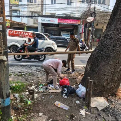 Trantib Karang Tengah Tertibkan Spanduk Liar di Jalan KH. Hasyim Ashari