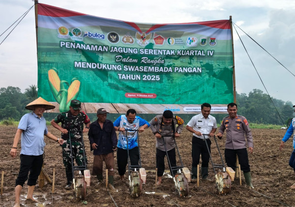 Kapolres Serang Lanjutkan Program Ketahanan Pangan dengan Tanam Jagung di Rancasumur