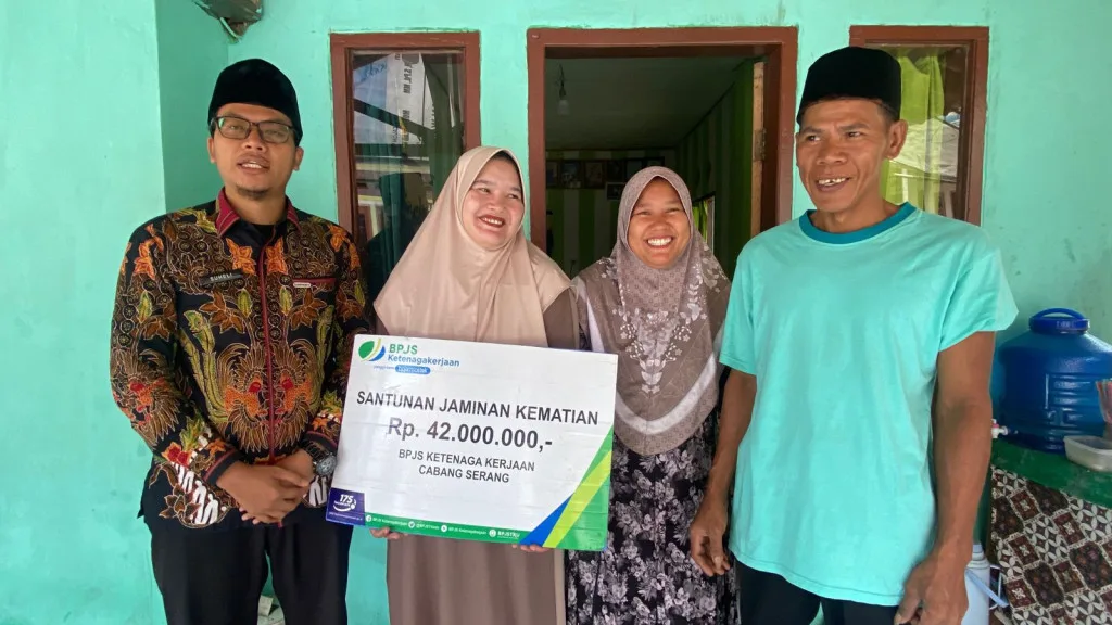 Kepala Desa Sindangheula Serahkan Santunan BPJS Ketenagakerjaan Senilai Rp42 Juta