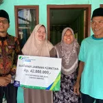 Kepala Desa Sindangheula Serahkan Santunan BPJS Ketenagakerjaan Senilai Rp42 Juta