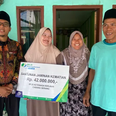 Kepala Desa Sindangheula Serahkan Santunan BPJS Ketenagakerjaan Senilai Rp42 Juta