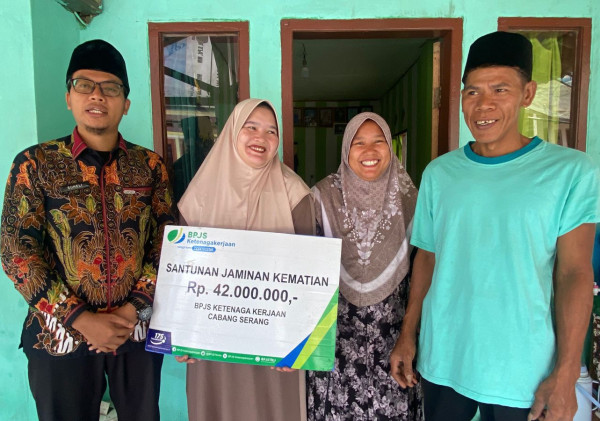 Kepala Desa Sindangheula Serahkan Santunan BPJS Ketenagakerjaan Senilai Rp42 Juta