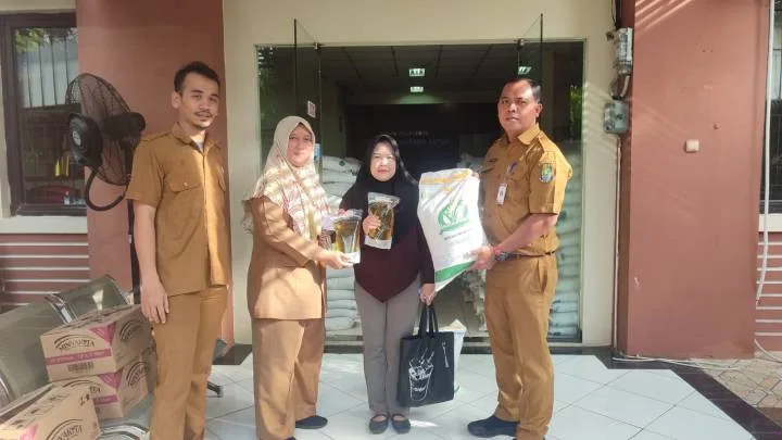 Pemkot Tangerang Salurkan 189 Ton Beras dan 37 Ribu Liter Minyak Goreng untuk 9.488 Keluarga di Neglasari