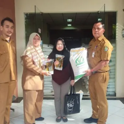 Pemkot Tangerang Salurkan 189 Ton Beras dan 37 Ribu Liter Minyak Goreng untuk 9.488 Keluarga di Neglasari