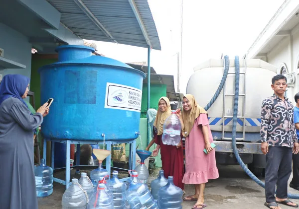 Perumda Tirta Albantani Salurkan Bantuan Air Bersih ke Desa Nambo Ilir