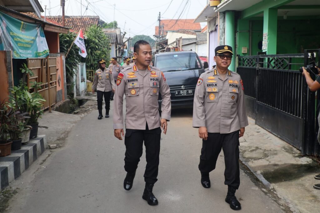 Peduli Lingkungan, Polda Banten Bersama Polresta Serang Kota Gelar Pembersihan Sampah Serentak