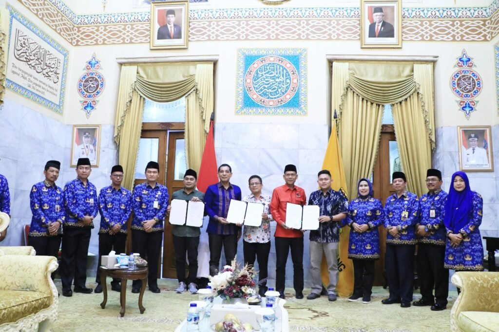 Bupati Serang Serahkan Bantuan Keuangan Parpol