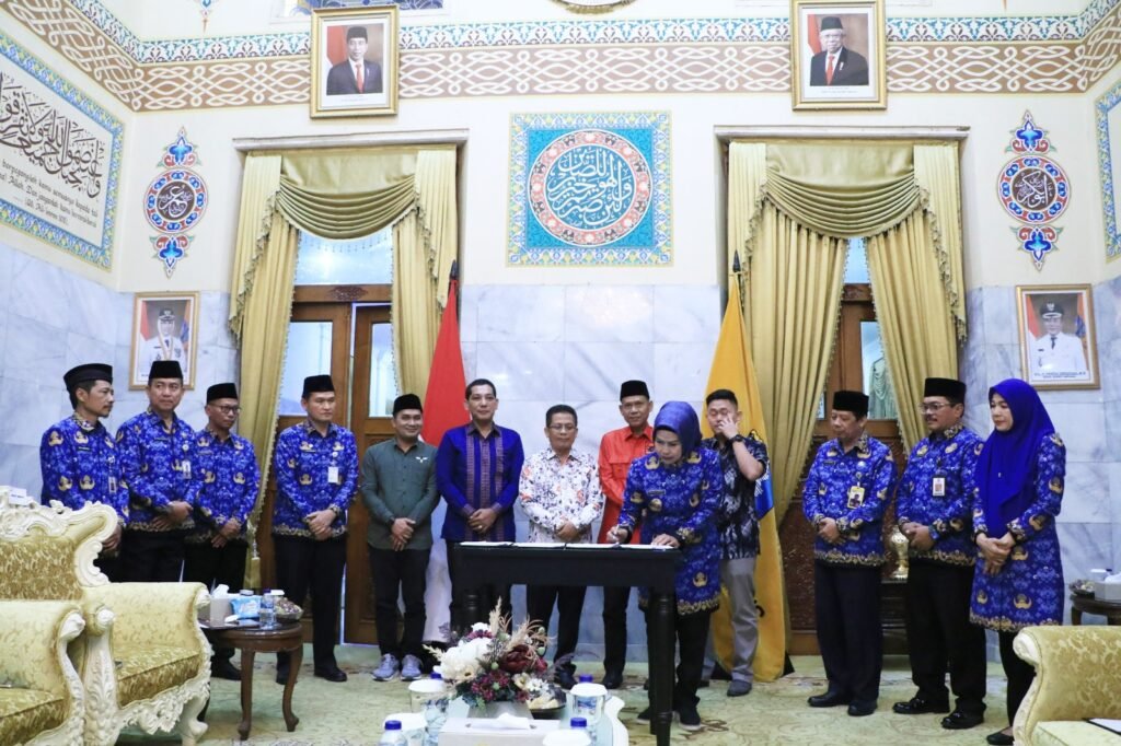 Bupati Serang Serahkan Bantuan Keuangan Parpol