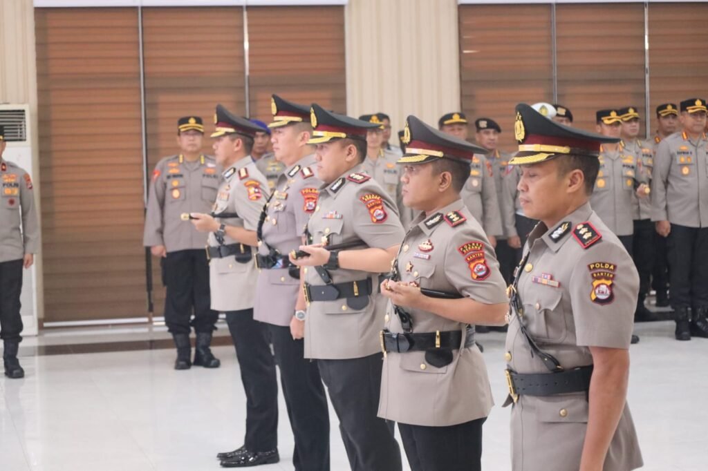 Kapolda Banten Pimpin Upacara Sertijab Ka Spn Polda Banten dan 2 Kapolres.