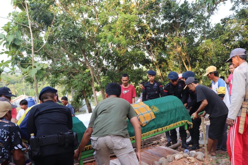 Sinergitas Polisi Bersama Masyarakat, Satbrimob Banten Lakukan Sambang Duka