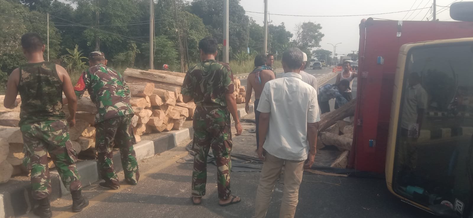 Anggota Kodim 0602/Serang dan Lantas Polres Serang Membantu Bersihkan Kayu Sagu Yang Menutupi Jalan