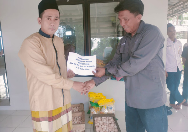 Dandim 0602/Serang Berikan Bantuan Sosial Ke Ponpes Yatim Ash Shiraath