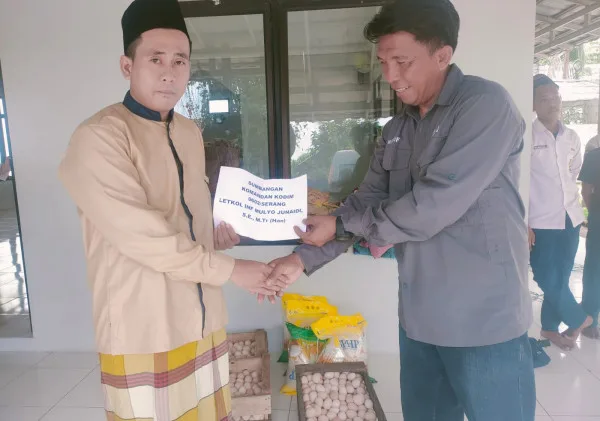 Dandim 0602/Serang Berikan Bantuan Sosial Ke Ponpes Yatim Ash Shiraath