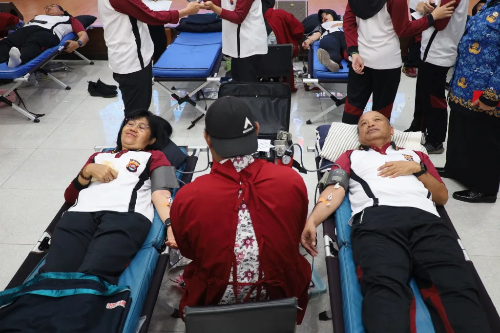 PNS Polri Polda Banten Gelar Donor Darah Pada Acara HUT ke-52  KORPRI