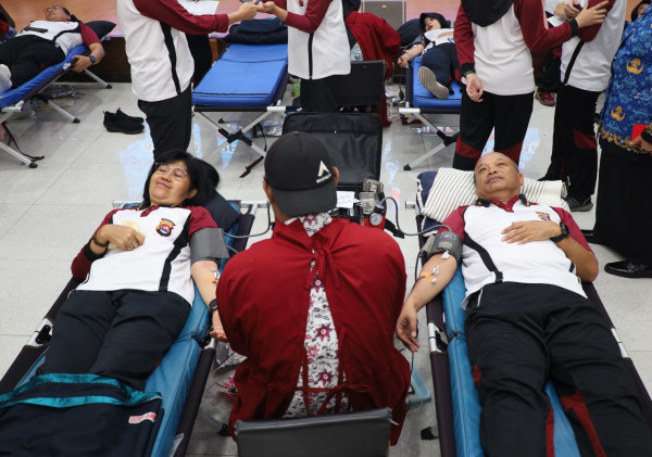 PNS Polri Polda Banten Gelar Donor Darah Pada Acara HUT ke-52  KORPRI