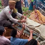 Bripka Eka Antarkan Warga Binaannya Ke Tempat Peristirahatan Terakhir