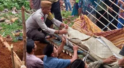 Bripka Eka Antarkan Warga Binaannya Ke Tempat Peristirahatan Terakhir