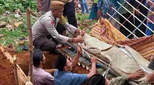 Bripka Eka Antarkan Warga Binaannya Ke Tempat Peristirahatan Terakhir
