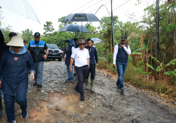 Pj Gubernur Al Muktabar Tinjau Jalan Menuju TNUK, Pemprov Banten Akan Bangun Jalan Sumur - Ujung Jaya