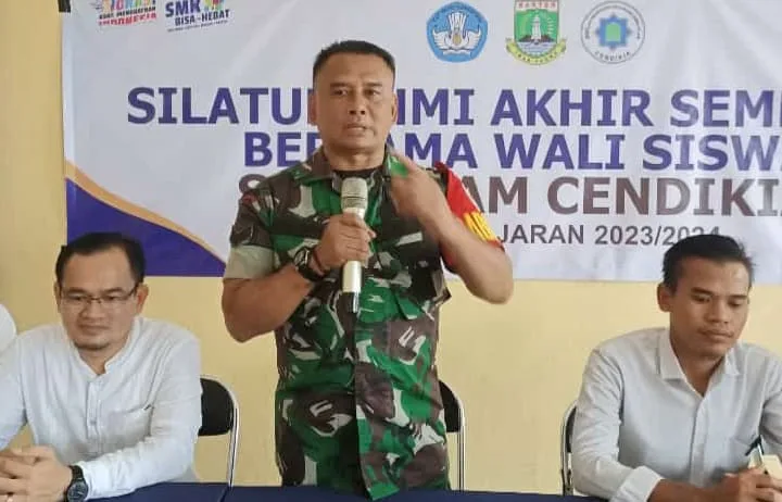 Sertu Deni Babinsa Koramil 0602-13/Padarincang Sampaikan Pesan Saat Bertemu Orang Tua Siswa
