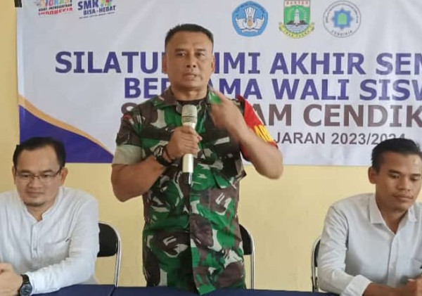 Sertu Deni Babinsa Koramil 0602-13/Padarincang Sampaikan Pesan Saat Bertemu Orang Tua Siswa