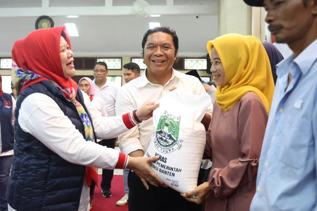 Penyaluran Bantuan dan Jaminan Sosial Penanganan Kemiskinan Ekstrem ke Warga Pandeglang